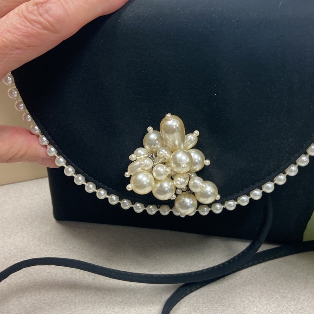 ❤️KENNETH COLE CLUTCH PURSE❤️BLACK w/FAUX PEARLS❤️ - Picture 2 of 3